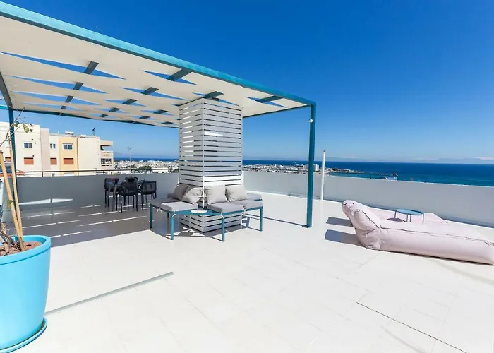 Groovy & Cozy With Private Seaview Rooftop Terrace شقة